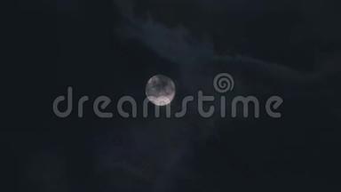 夜晚满月与云实时。 云在夜晚经过月亮。